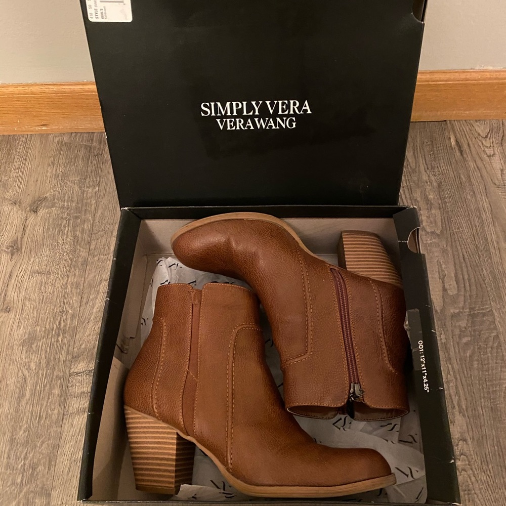 New Brown “Simply Vera Vera Wang” Boots size 9